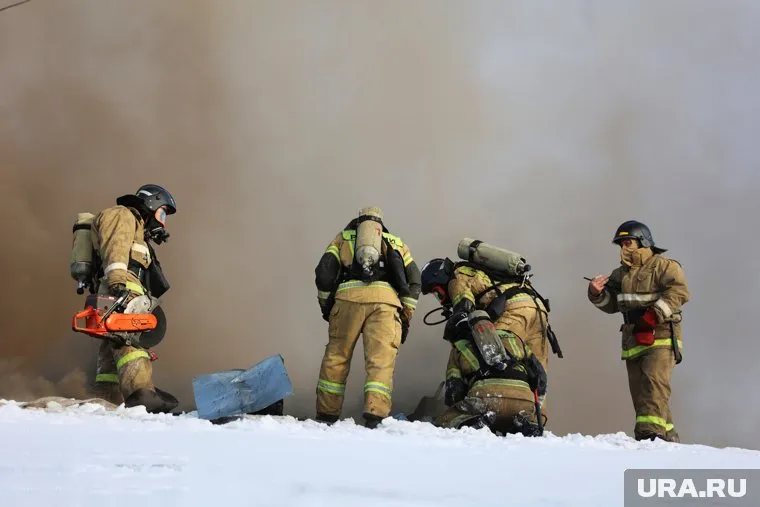 Пожарные тушат школу в Челябинске (архивное фото)