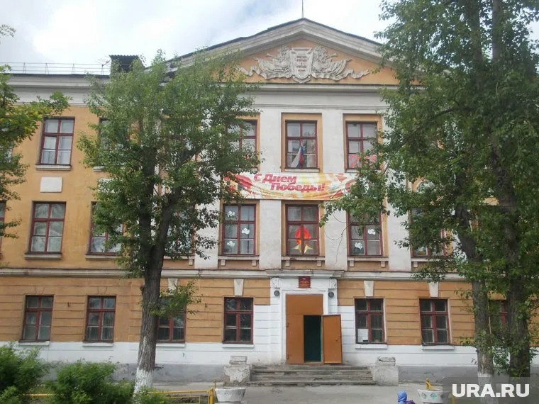 Ребенок упал с высоты второго этажа