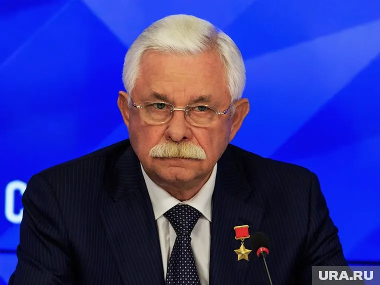 Александр Руцкой посоветовал обратить внимание на нынешние проблемы