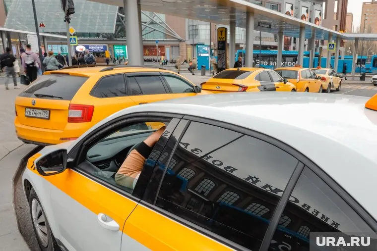 ВЦИОМ озвучил итоги исследования о работе в такси, опросив 1659 россиян