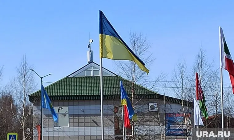 Ранее жители ХМАО требовали снять флаг Украины