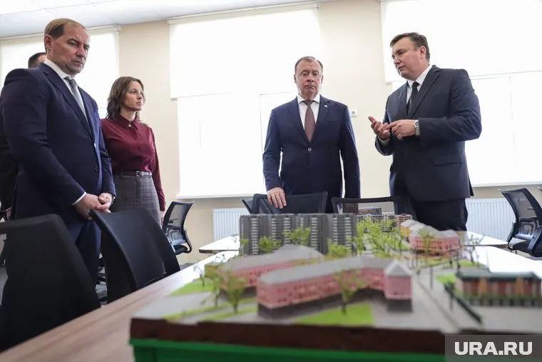 Алексей Орлов (в центре) проверил, как отремонтировали школу