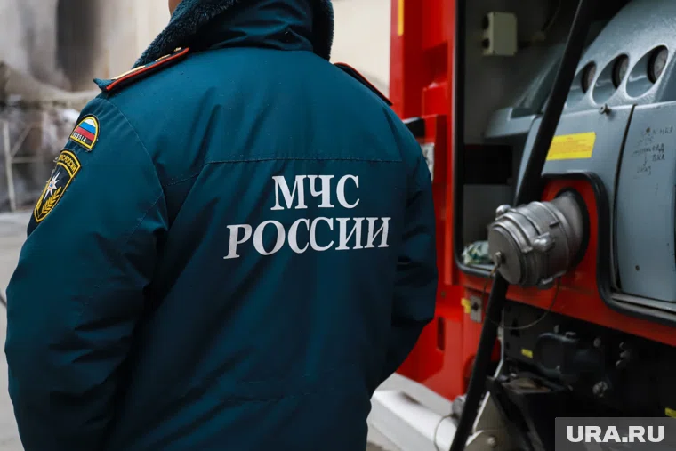 Спасатели и силовики выясняют причину взрыва на АЗС в Ханты-Мансийске