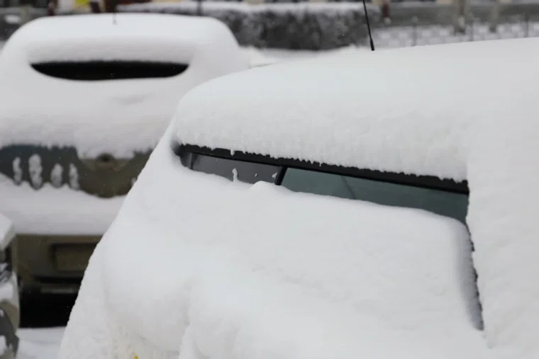 За ночь в Екатеринбурге выпали целые сугробы