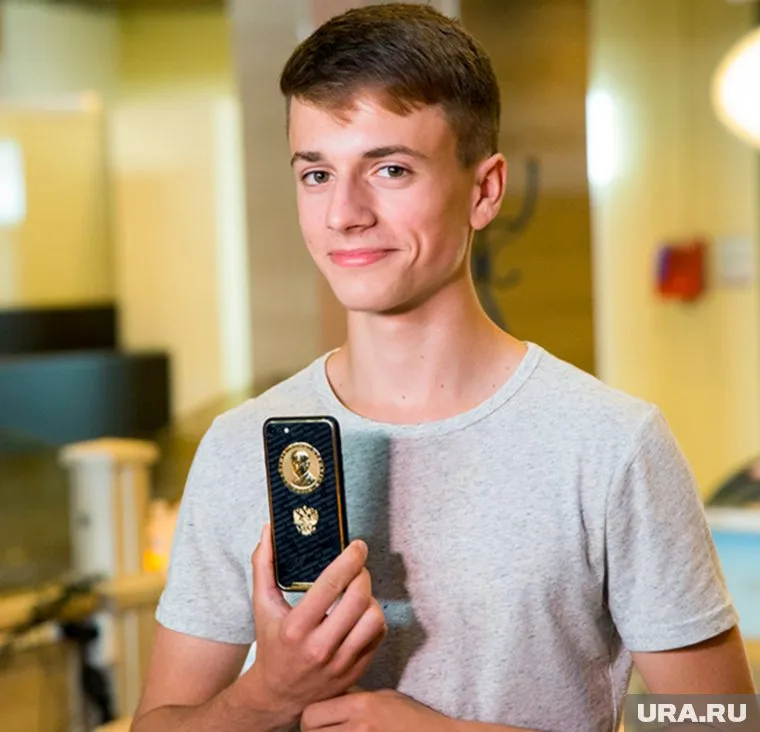 Мальчик может лишиться дорогого подарка из-за нарушения производителями закона "О гербе РФ"