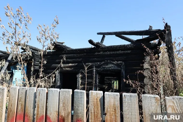 На одной из центральных улиц Кургана продолжают гореть деревянные дома