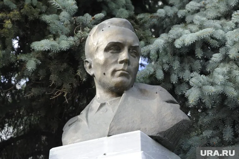 Свердловские кадеты приехали к памятнику Николая Кузнецова