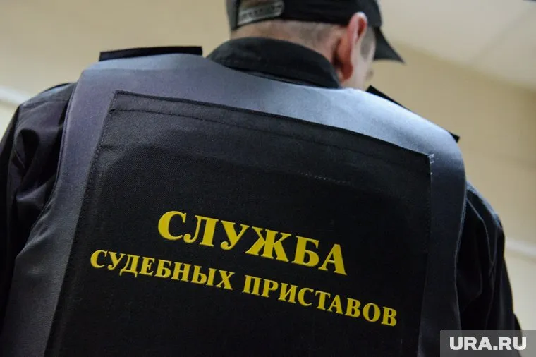 При втором визите приставы нашли должницу в собачьей будке