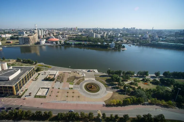 Виды Екатеринбурга, октябрьская площадь, городской пруд, городской пейзаж, город екатеринбург