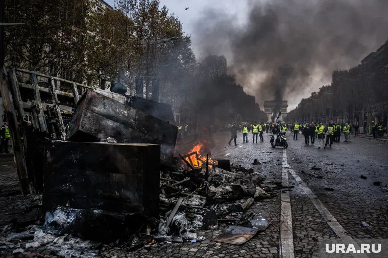 Во Франции на улицы выйдут 400 тысяч человек
