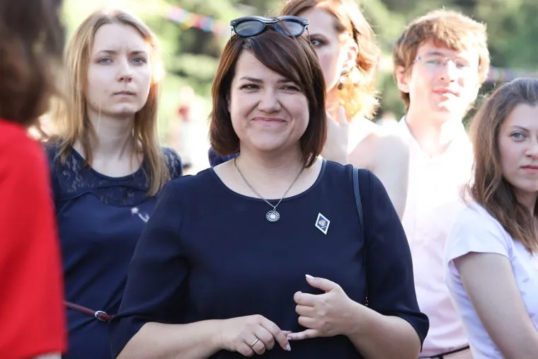 Врио губернатора Курганской области Вадим Шумков вручает красные дипломы выпускникам КГУ. Курган