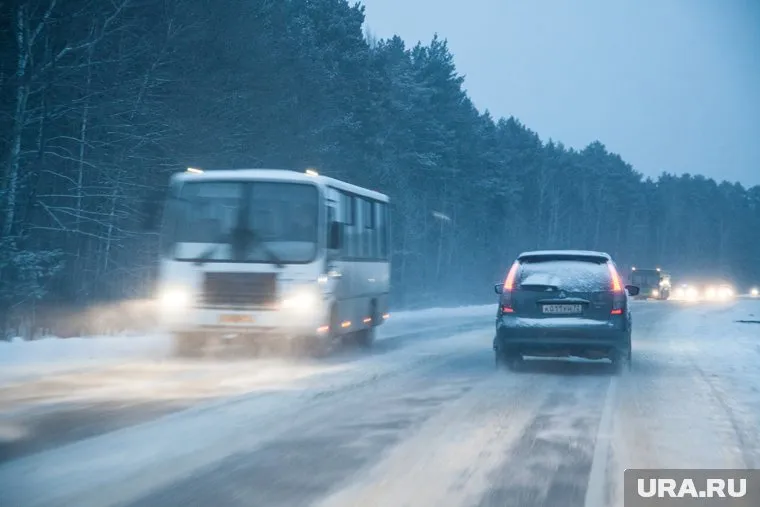 Автобус опрокинулся на левый бок