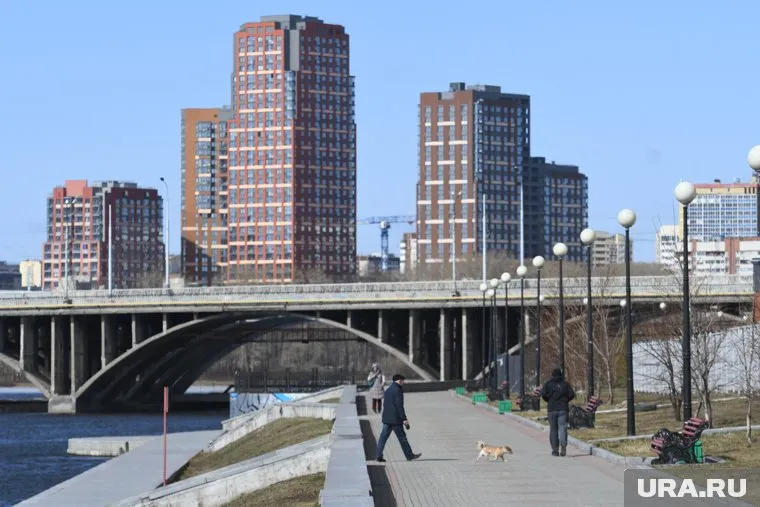 Макаровский мост соединяет берега верхней части Городского пруда на улице Челюскинцев