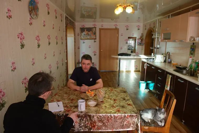 Егерь охотничьего хозяйства "Коклан" Ихтиандр Шарипов и дорога через камыши. Челябинская область, шарипов ихтиандр