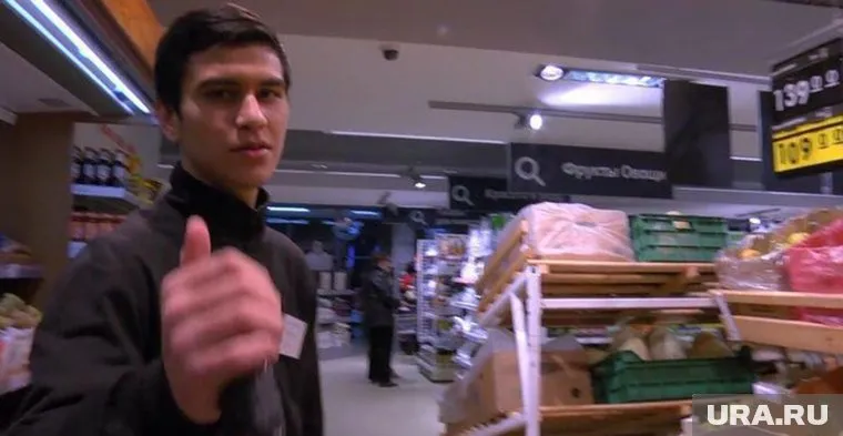 До конца прошлого года Гаджиев-младший работал охранником в "Перекрестке"