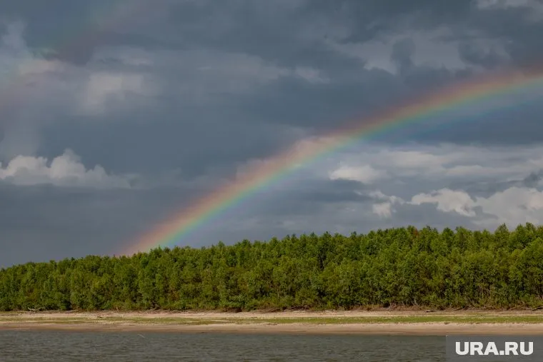 Молнии сверкали на фоне радуги