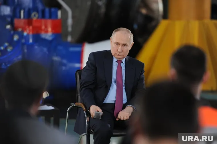 Путин с видимым удовольствием обсудил производство новейших троллейбусов на Урале