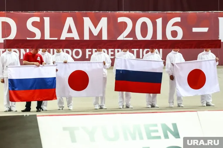 У посольства РФ в Токио собрались несколько десятков японцев