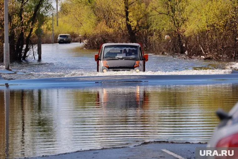 Глубина перелива дорог не достигает десяти сантиметров (архивное фото)