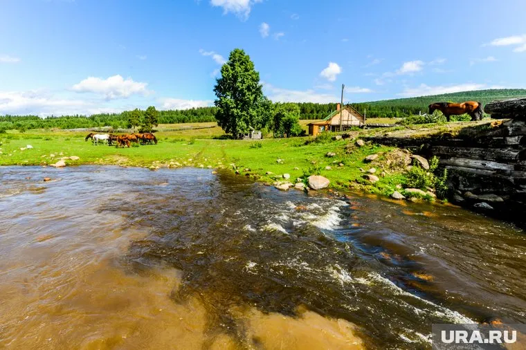 Мост через реку Юрюзань размыло около села Александровка (фото из архива)