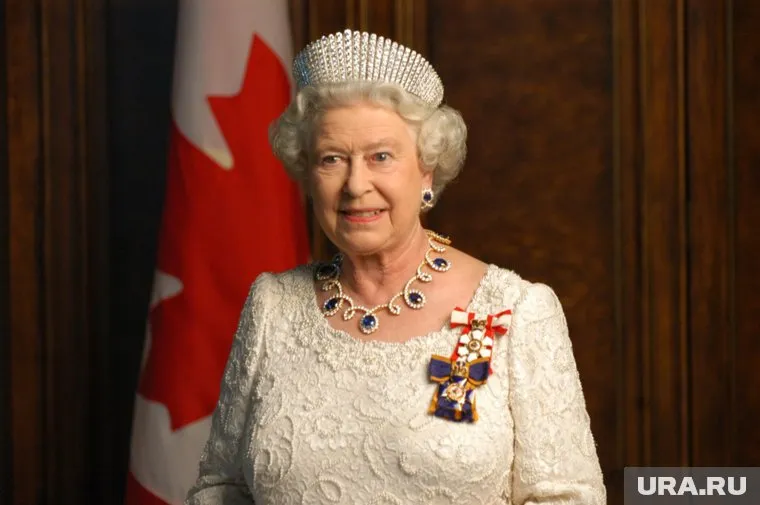 Королева Великобритании подарила молодоженам старинный особняк