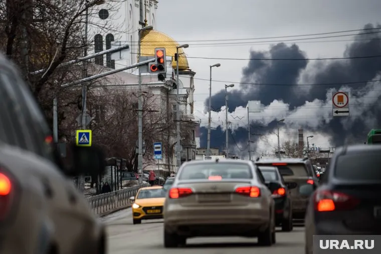 Дым видно с разных точек города (архивное фото)