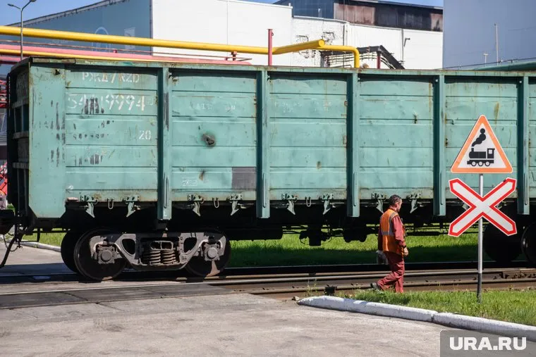 Несколько вагонов грузового поезда сошли с рельс, пострадавших нет (архивное фото)