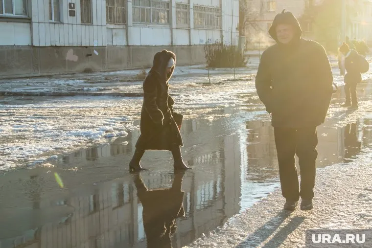 Тоболяки жалуются на то, что через некоторые дворы невозможно пройти из-за огромных луж