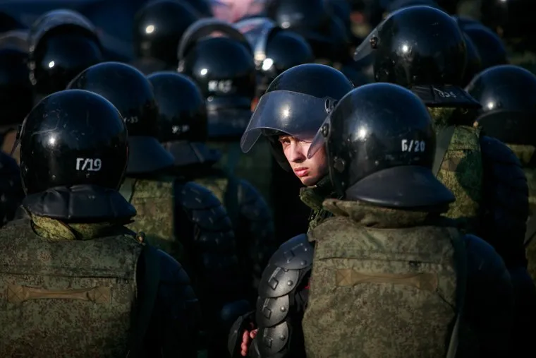 Несанкционированный митинг "Он нам не царь" на Пушкинской площади. Москва, полицейские, взгляд, росгвардия, омон, росгвардия, строй