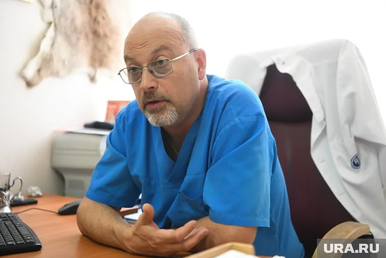 У Кирилла Бердюгина много регалий. Он — доктор медицинских наук; профессор РАН; замдиректора по научной работе института имени Чаклина; почетный работник науки и высоких технологий РФ; почетный профессор Центра Илизарова — и это еще не все