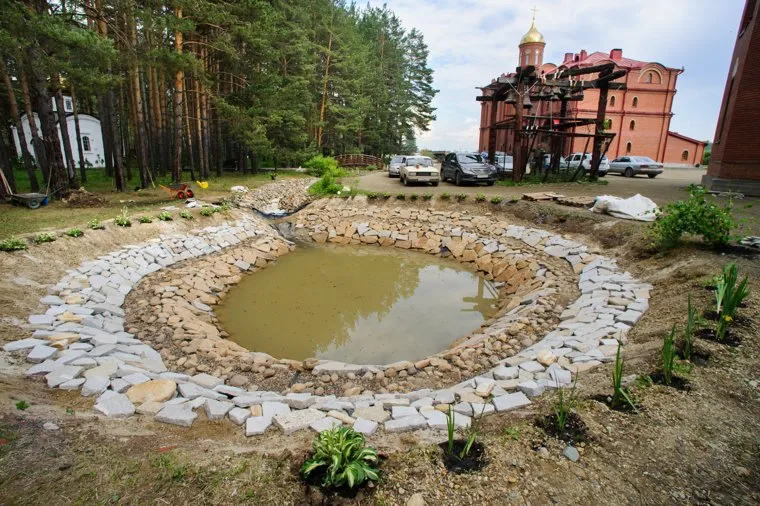 Подготовка к приезду патриарха в Алапаевск, Свердловская область, пруд, мужской монастырь во имя новомученников российских, запруда