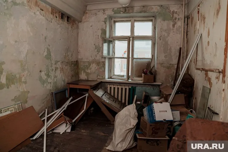 Рант Краев посетил аварийный дом в Дегтярске