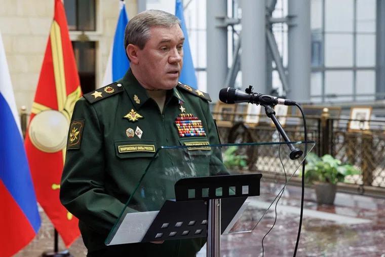 Герасимов рассказал Путину, как ВС РФ атакует предприятия ОПК Украины