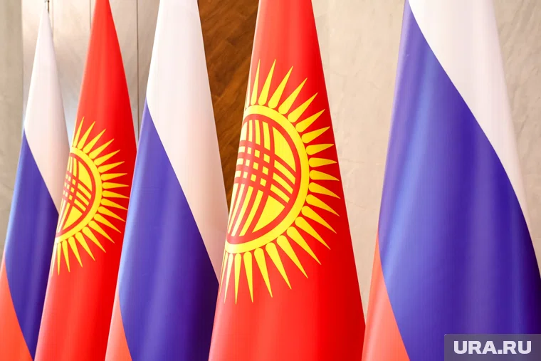 К посольству Киргизии в Москве пришли люди для голосования