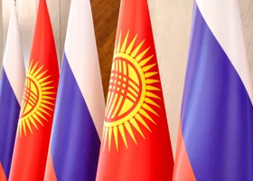 У посольства Киргизии в Москве столпились люди