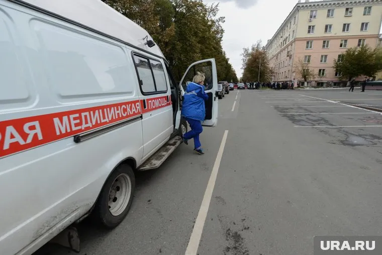 Медикам, которые везли пациента в больницу, самим пришлось оказывать помощь