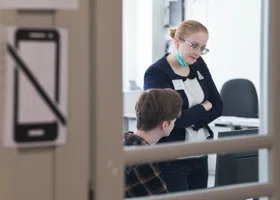 Новый свердловский омбудсмен рассказала, может ли учитель трогать школьника