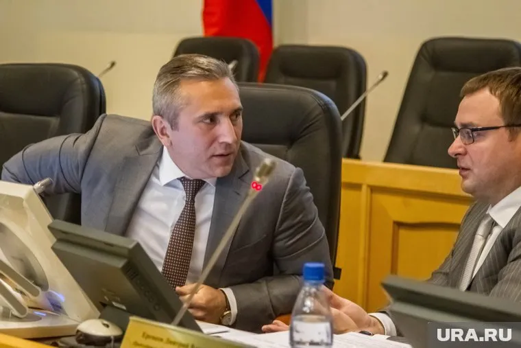 Сейчас Александр Моор фактически занимает два кресла