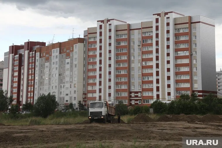 Горожане считают, что цены на квартиры в новостройках дорогие для местных жителей (архивное фото)