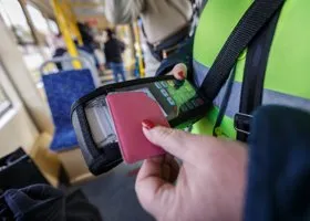 В Челябинске поднимут зарплаты водителям автобусов и кондукторам