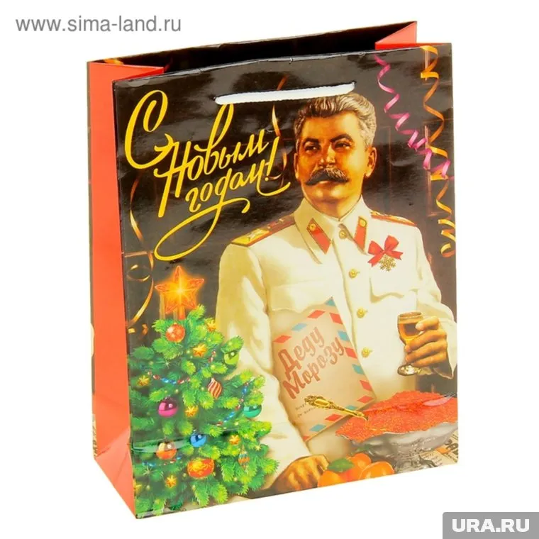 На портале ретейлера можно найти массу «сувенирки» с изображением Сталина