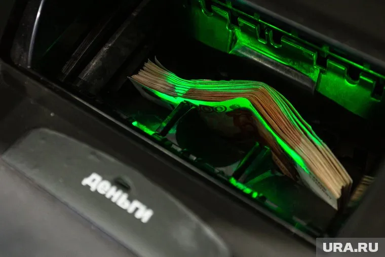 Мужчина обналичивал деньги и переводил на счета неизвестных