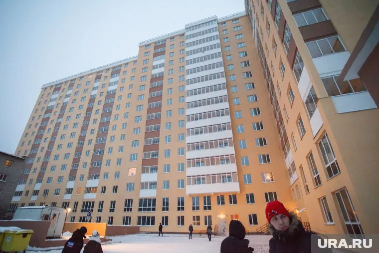 В Салехарде спецслужбы сняли с крыши подростка
