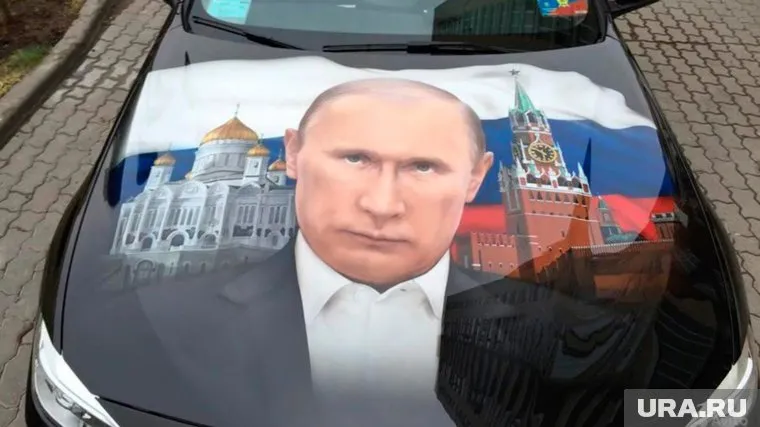 Портрет президента красуется на капоте иномарки