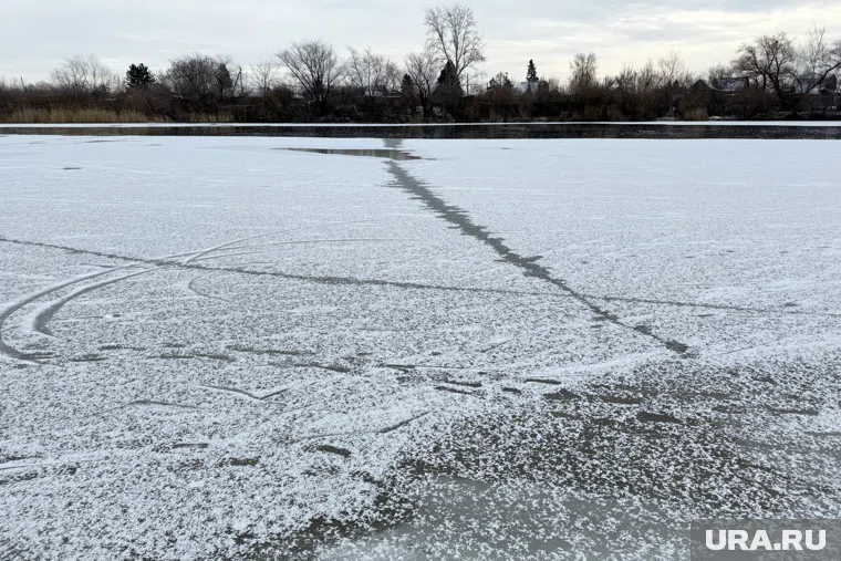 Тонкий лед не выдержал веса ребенка (архивное фото)