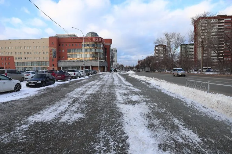 Уборка снега в Железнодорожном районе. Екатеринбург 