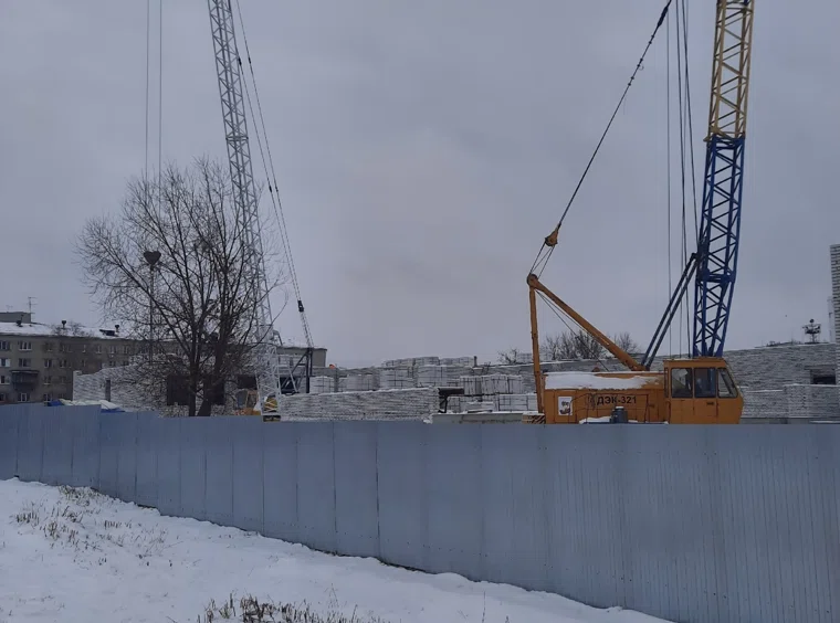 На курганской стройке, где возводят школу, кипит работа