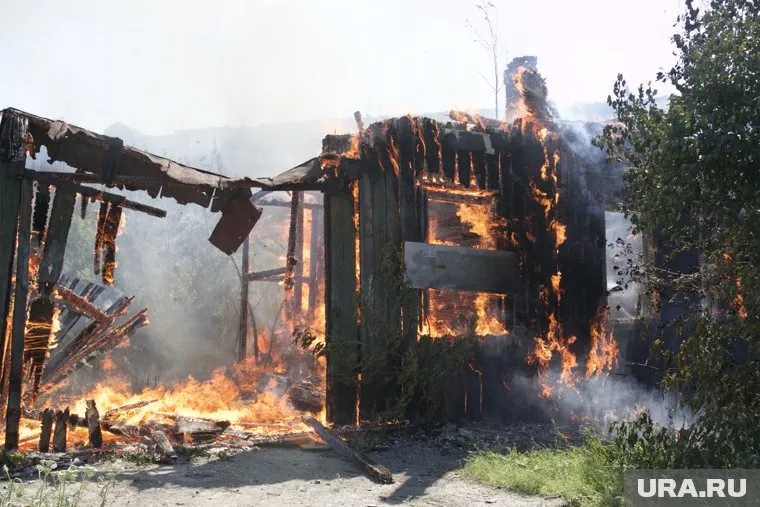 Случайно проходящий мимо пожара мужчина не смог оставить пенсионерку в беде (архивное фото)