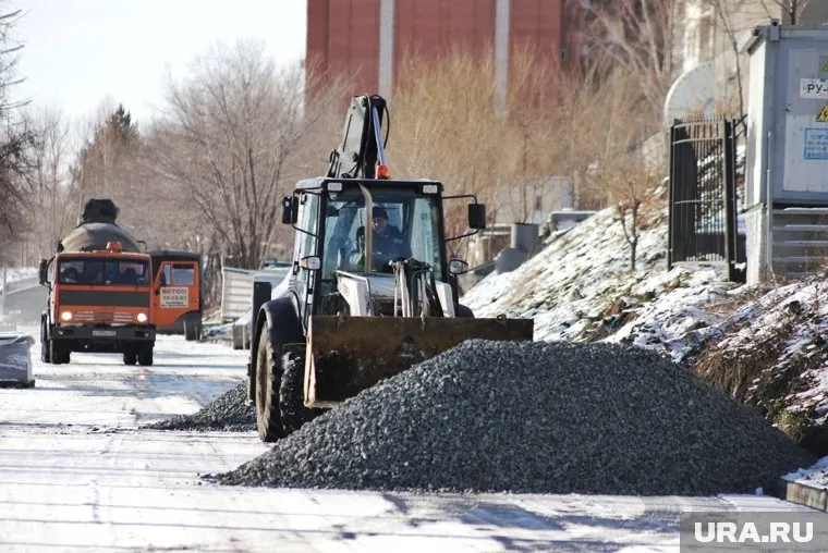 В ЯНАО асфальт укладывают на снег