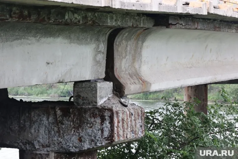 Проблемы на мосту возникли с тротуарными полками